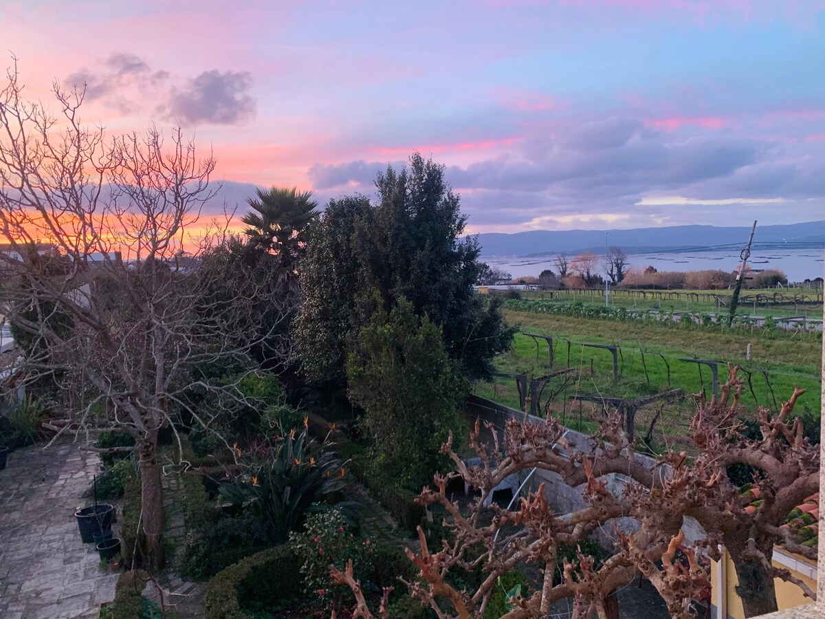 A de Carmen, villa de dos plantas con jardín.