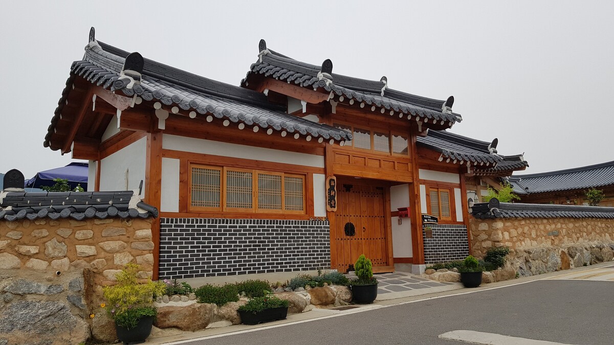 （ Hanok Minbak Woogyeongdang ）安静舒适的客房和小阁楼，位于光阳百干山（ Baekunsan ）山脚下