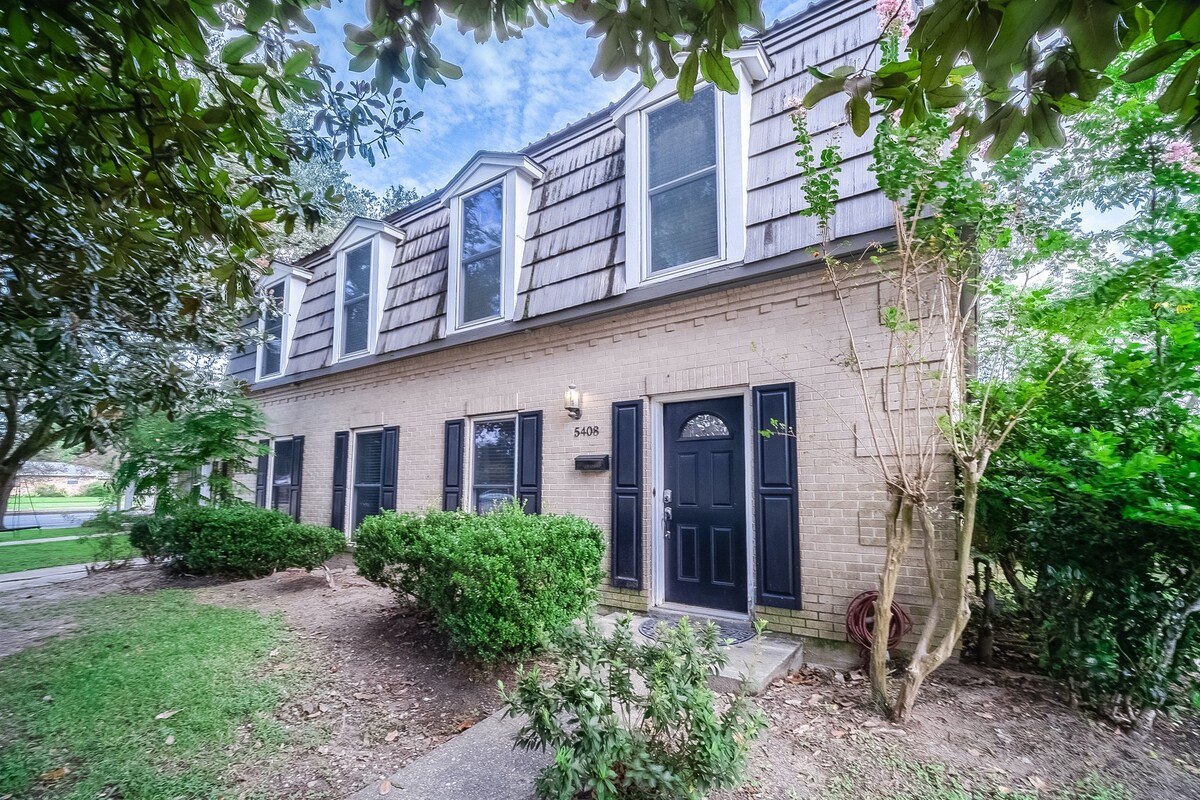 New listing! Home w/pool table, AC, WiFi, W/D-near French Quarter & Downtown