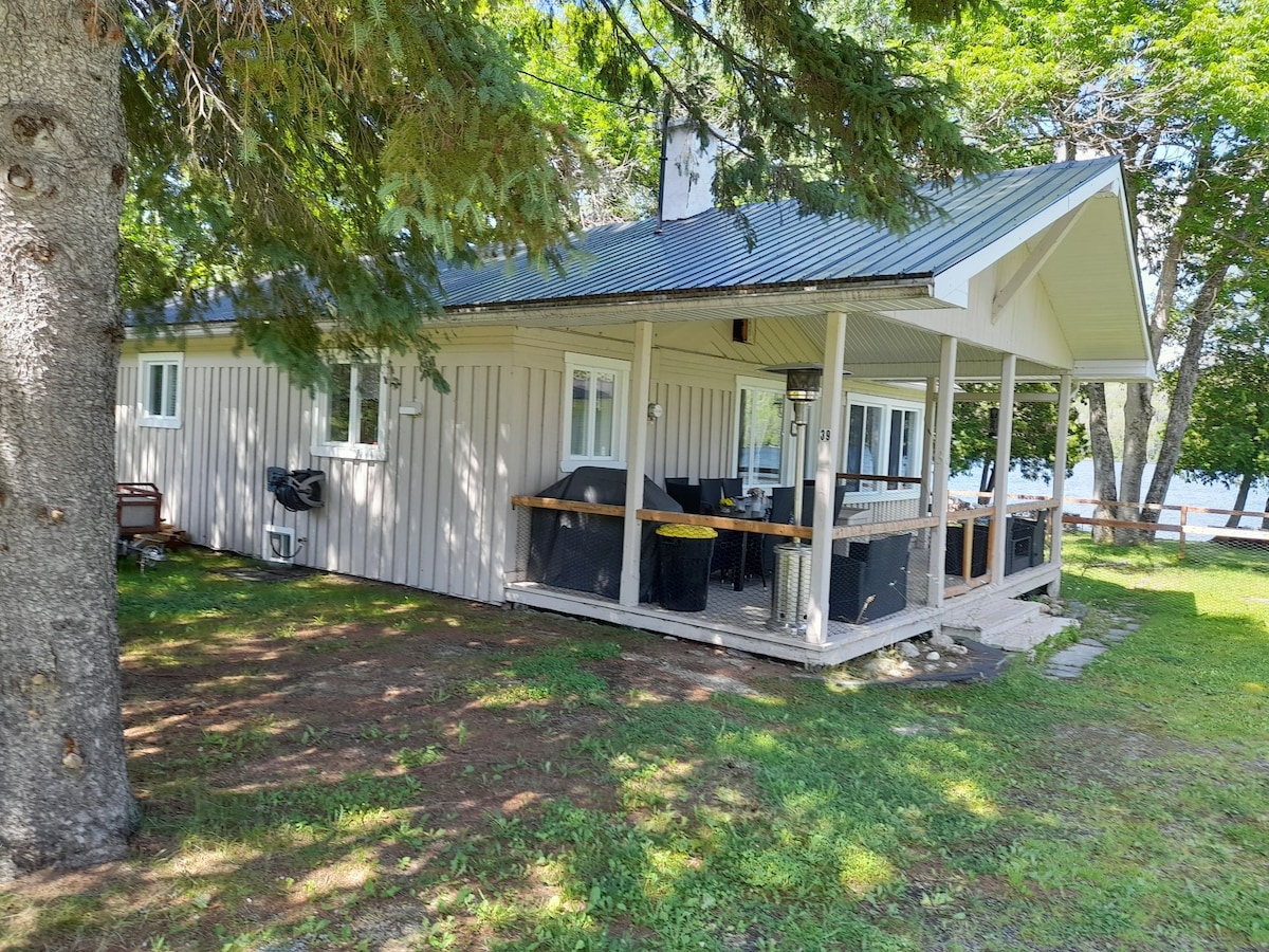 Chalet des frontières-Le 39 Lac Long Riviere-Bleue