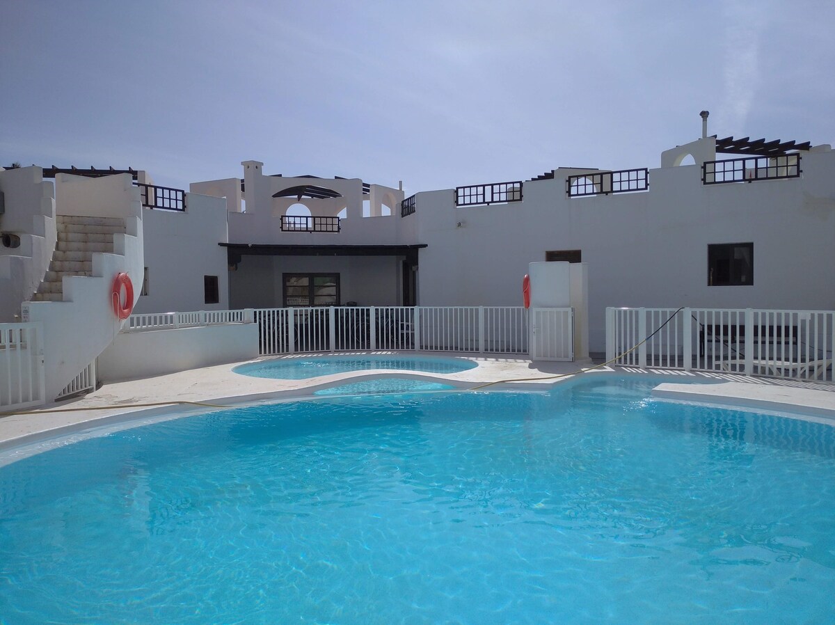 可欣赏海景的AQUA公寓露台，建筑群中的游泳池