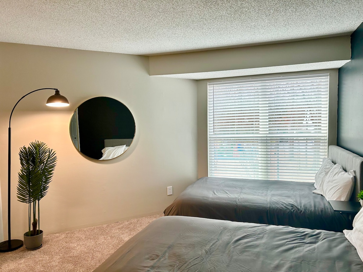 Upscale 2 Bed+Den Suite—Mins to Uptown Charlotte!
