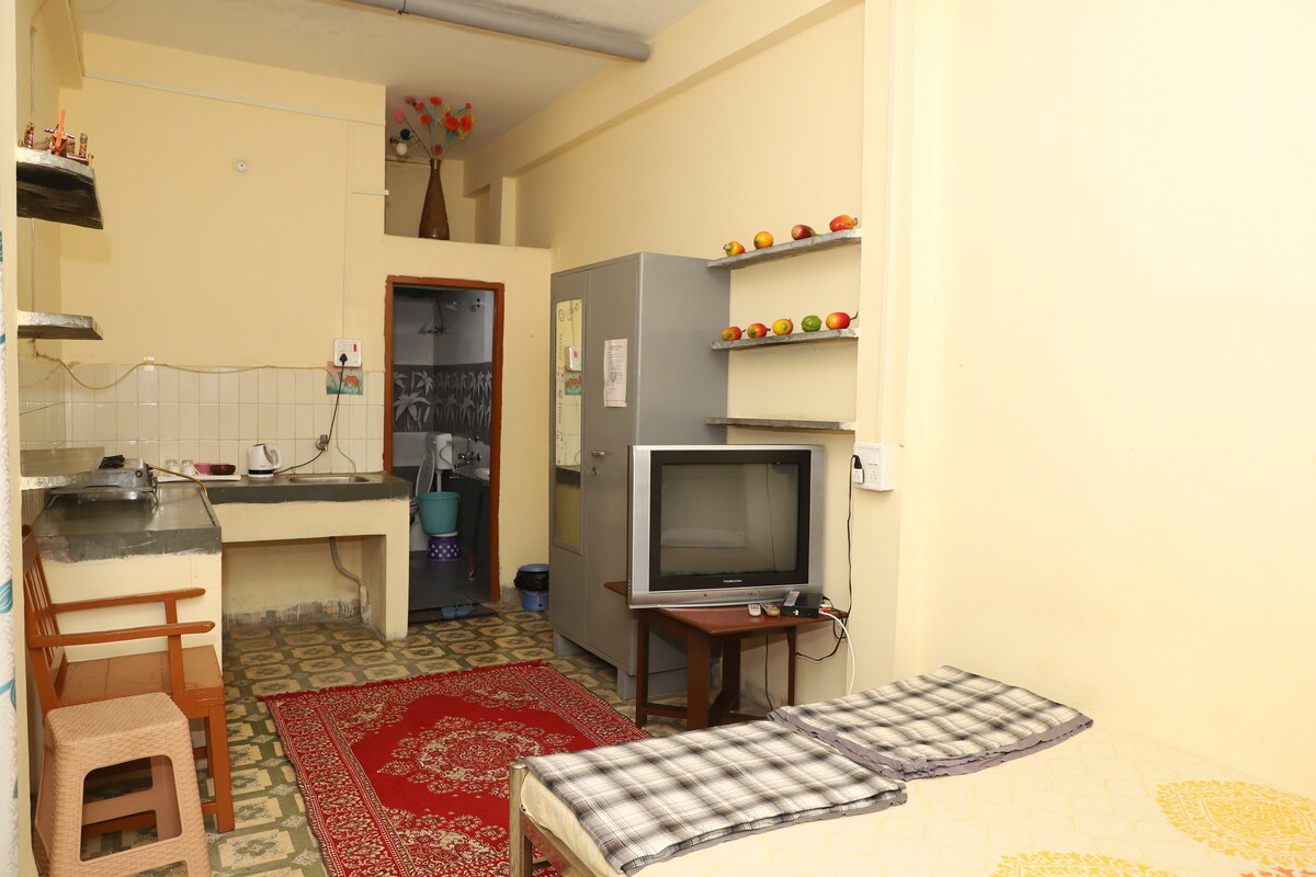 Gokul Homestay Indore的舒适单间公寓