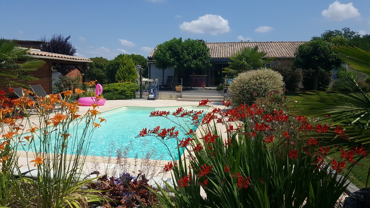 Dans le Périgord pourpre, maison avec piscine