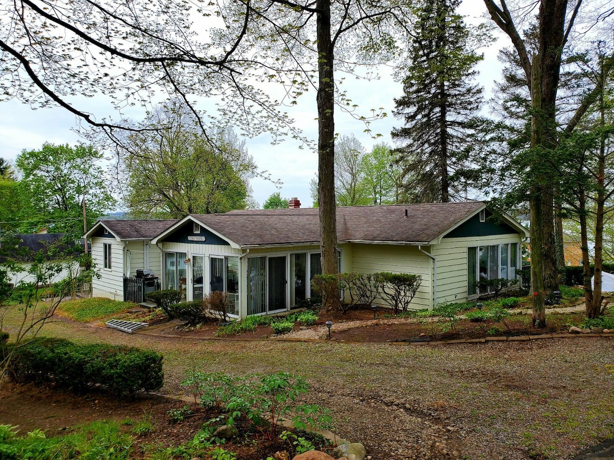 宽敞的经典Conneaut Lake Home - Lake Views ！