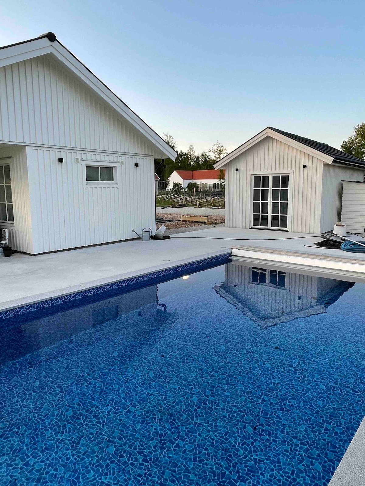 Nybyggd villa med pool nära Tofta strand