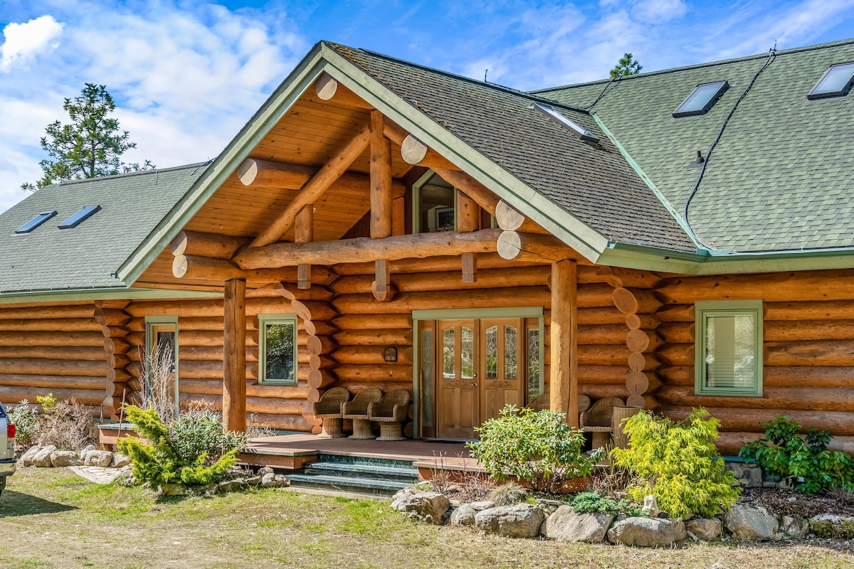 Lakefront Resort Home, Kootenay Bay