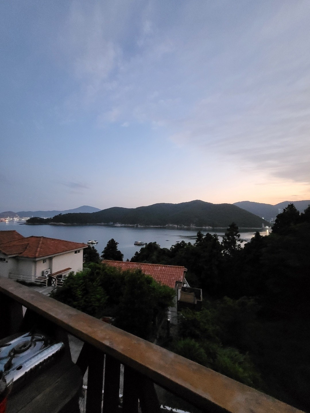 海景☀️户外露台🏞小屋二楼的🌲雪松🏡小屋，您可🏖以在任何地方入住🎥Netflix