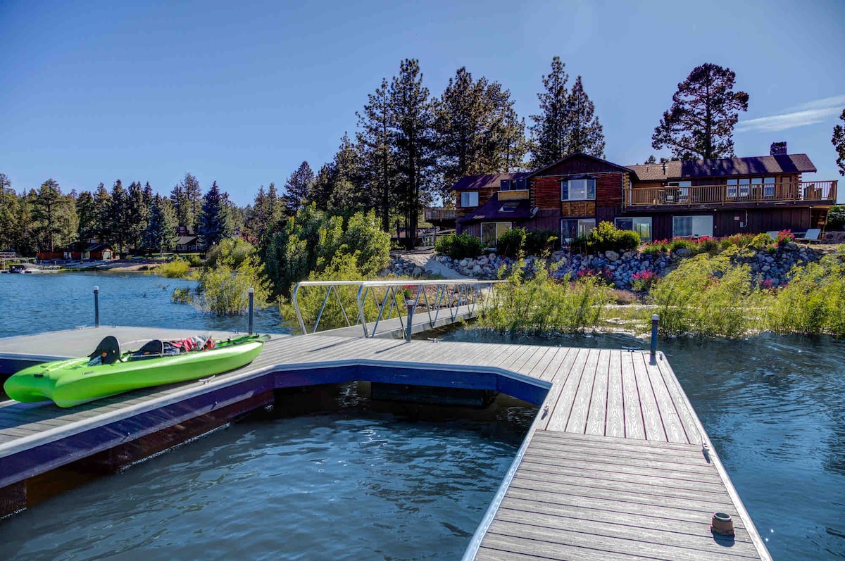 Lake House-BoatDock-Kayaks-Bikes-GameRoom-HotTub