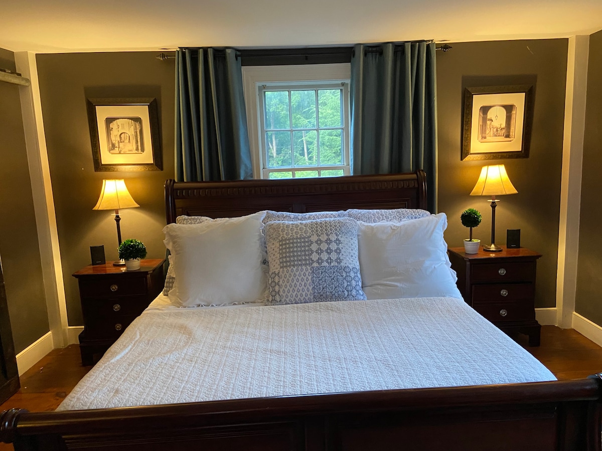 Historic Colonial Executive Guest Suite B