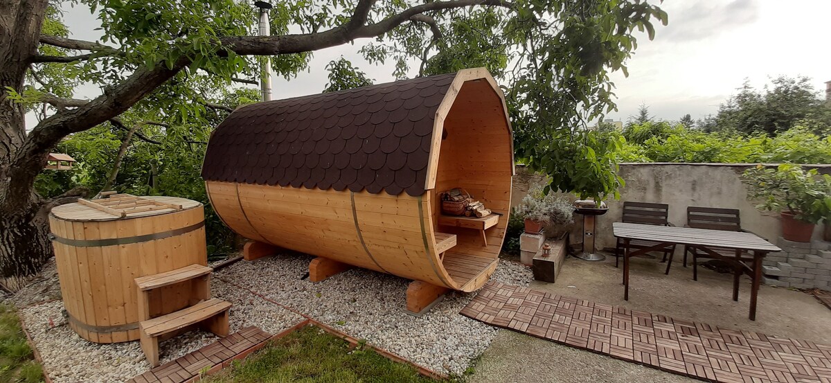 Dom v záhrade s romantickou saunou na drevo