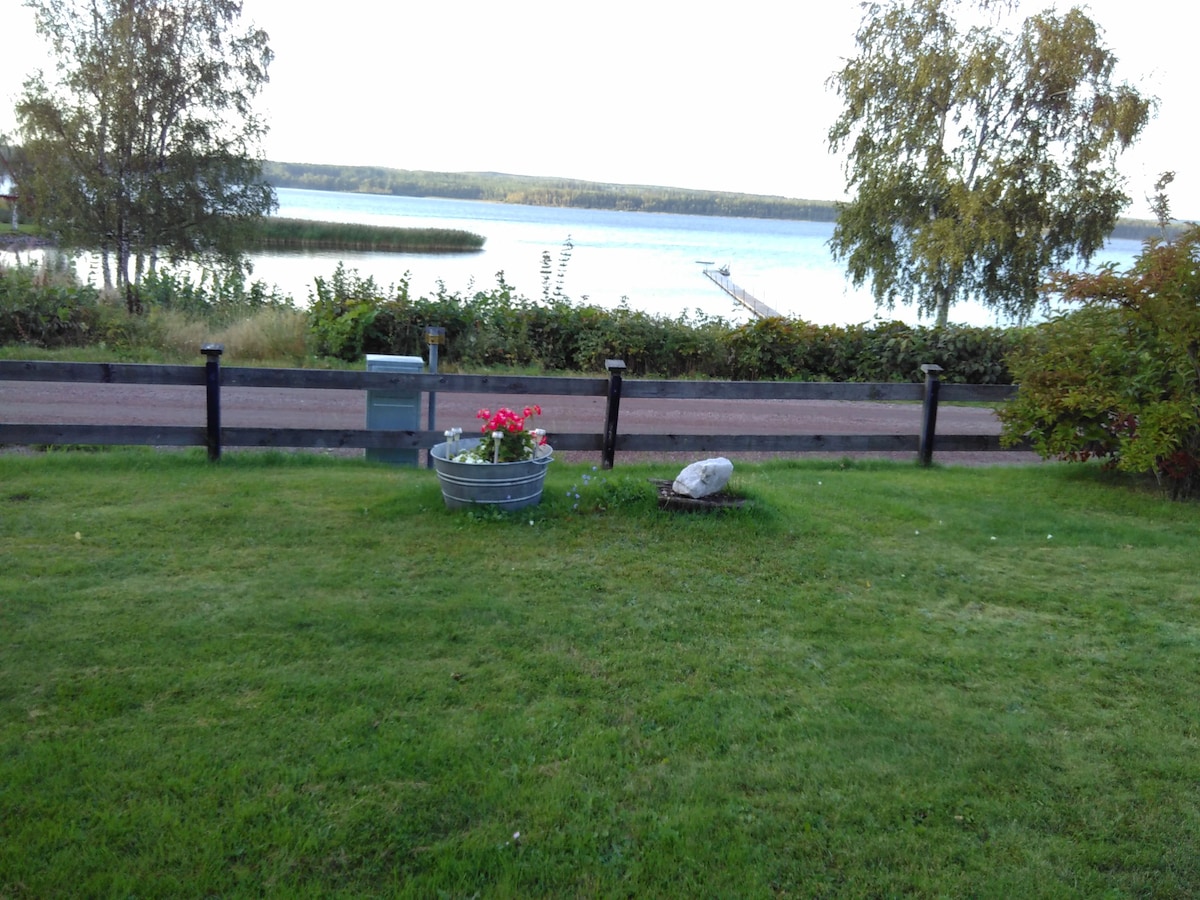位于Örlen, Fagersanna的湖滨住宿。
