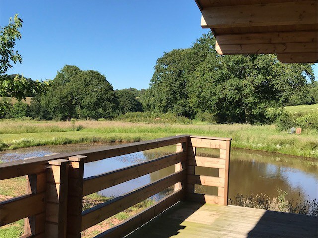 红木小屋（ Redwood Lodge ） ，坐落在什罗普郡山（ Shropshire Hills ）之间