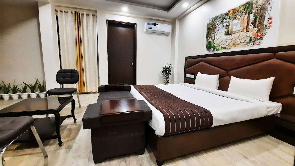 Pet friendly Rooms near Huda City centre Gurgaon