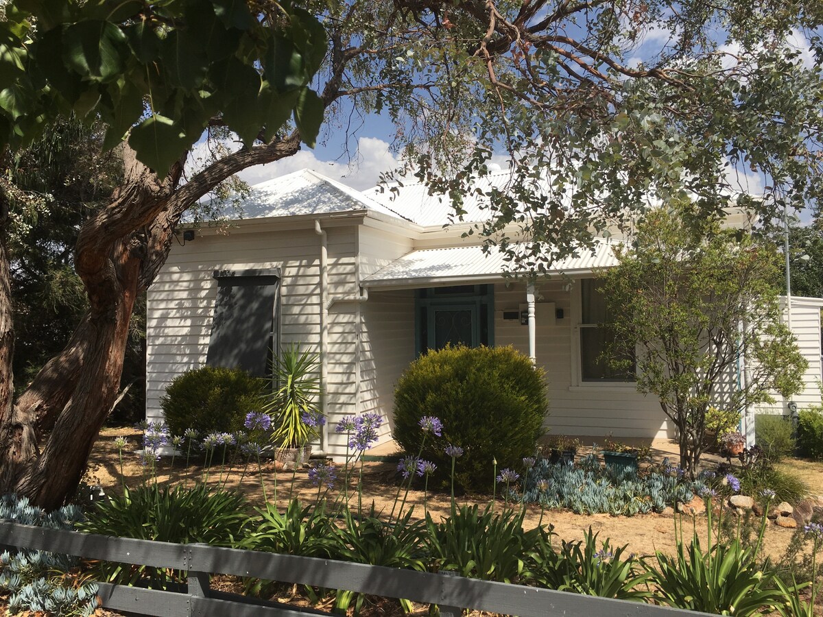 Central Stawell Cottage的一个独立房间