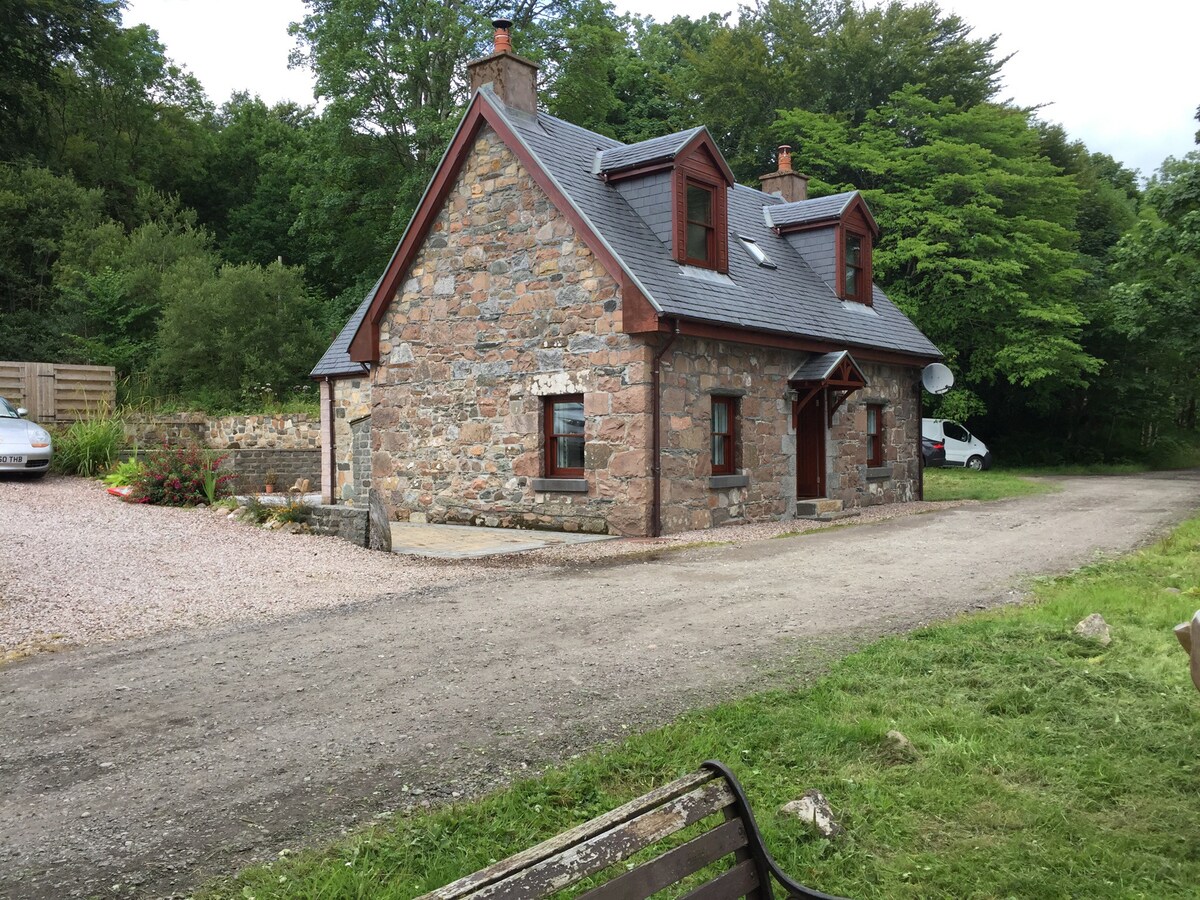 Tigh an Raat Lochside cottage