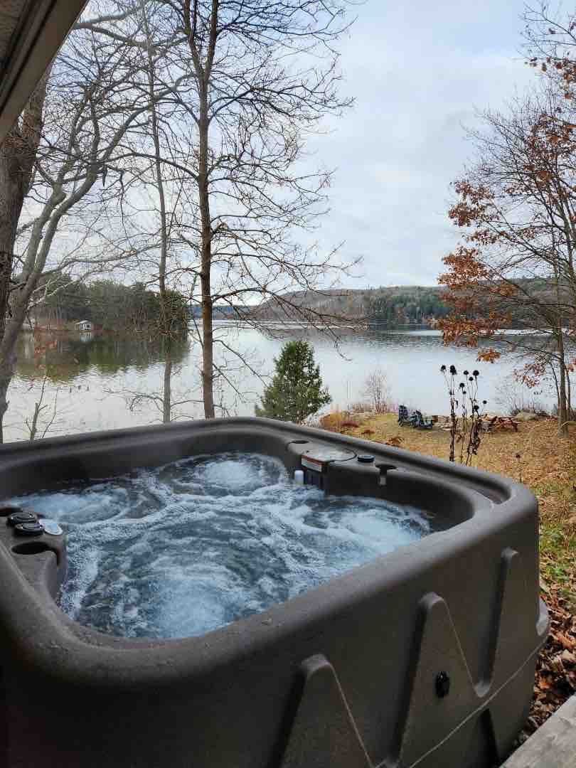 White Fox Lakehouse全新热水浴缸和桑拿房