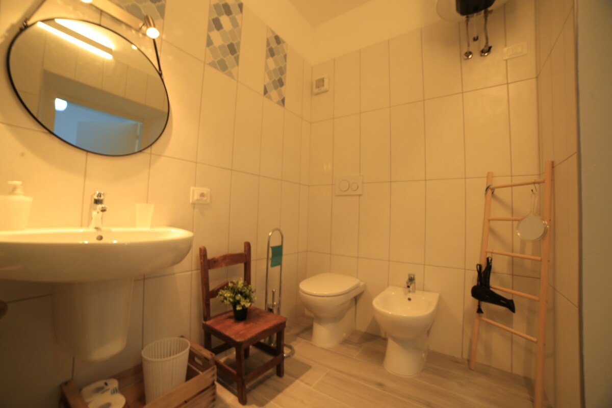 浅蓝色房间+独立卫生间，距离大海7公里