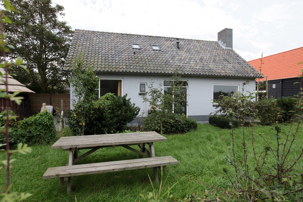 位于安静的Zeeland村的宽敞家庭住宅。