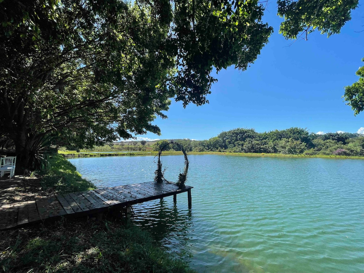 SUÍTE  na margem  do lago  - Fazenda Água Limpa