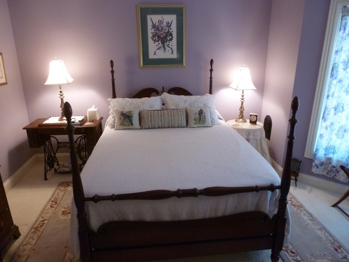 薰衣草卧室配有标准双人床。