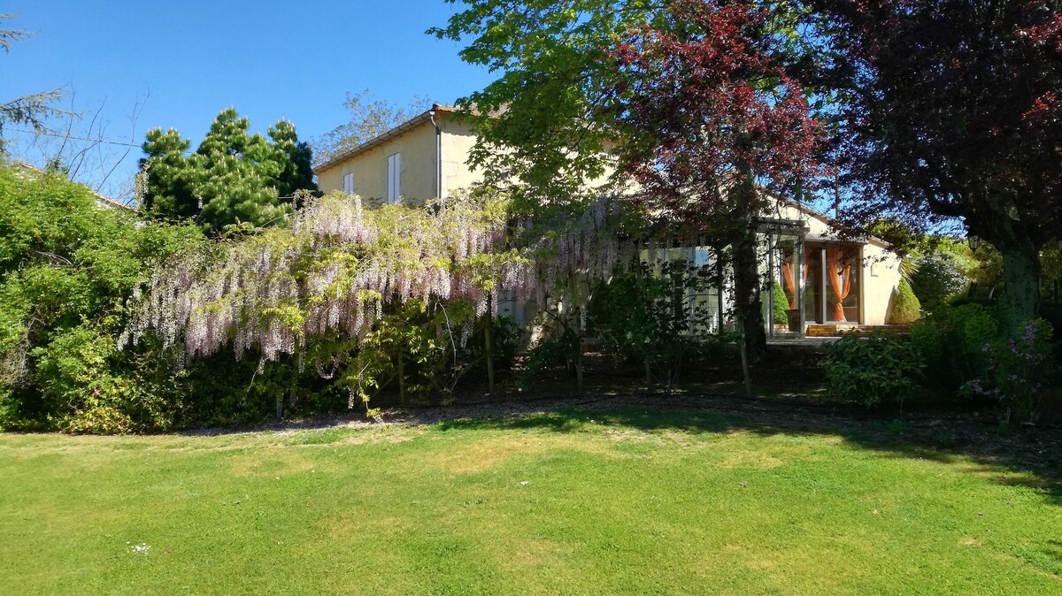 Maison avec piscine au cœur d'un écrin de verdure