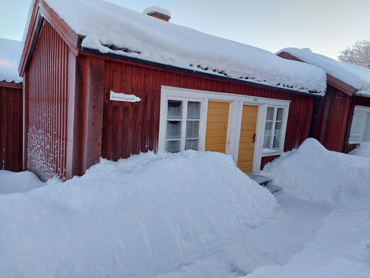 入住Lövånger Kyrkstad的独特房源- 2张床的小木屋