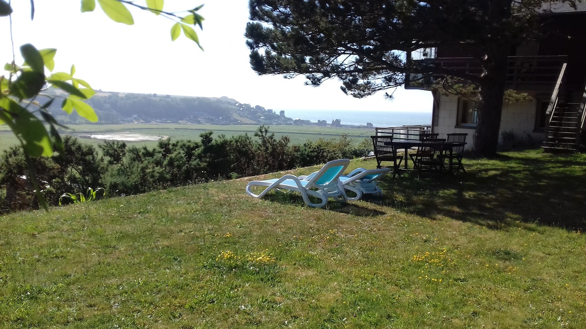 Vue imprenable sur la vallée et la mer . 3 étoiles