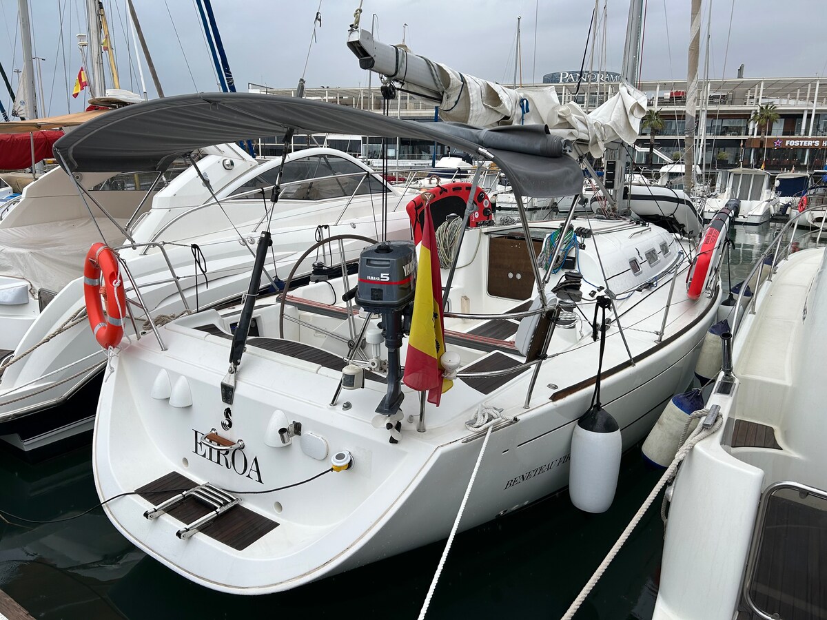 B. First 40.7 Alicanterentboat