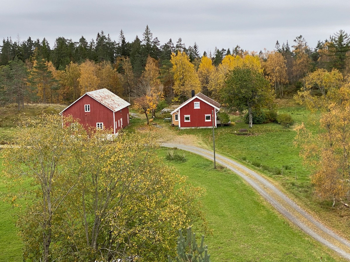 Bo rolig og landlig nær flere vakre sørlandsbyer!