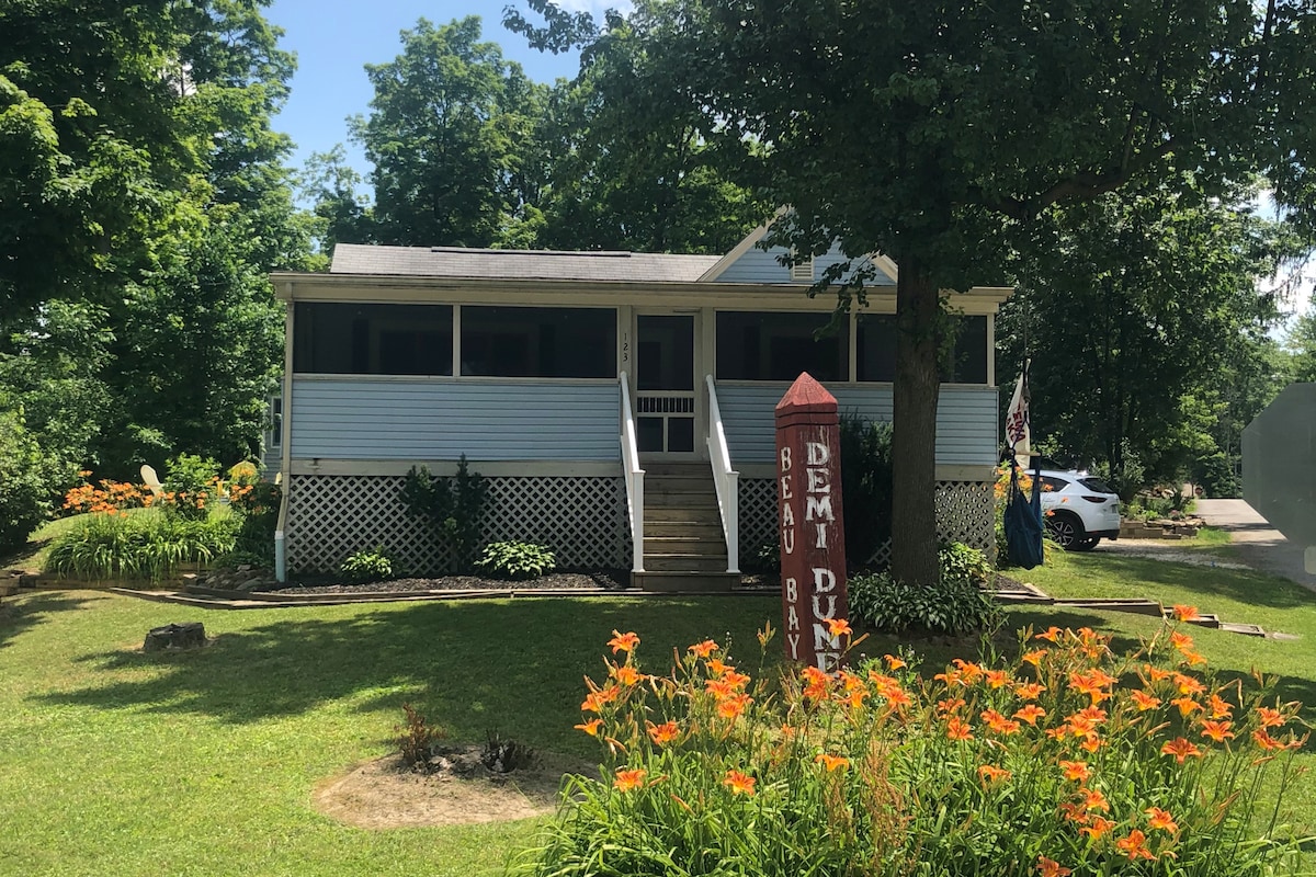 位于俄亥俄州奇佩瓦湖（ Chippewa Lake ）的温馨乡村小屋。