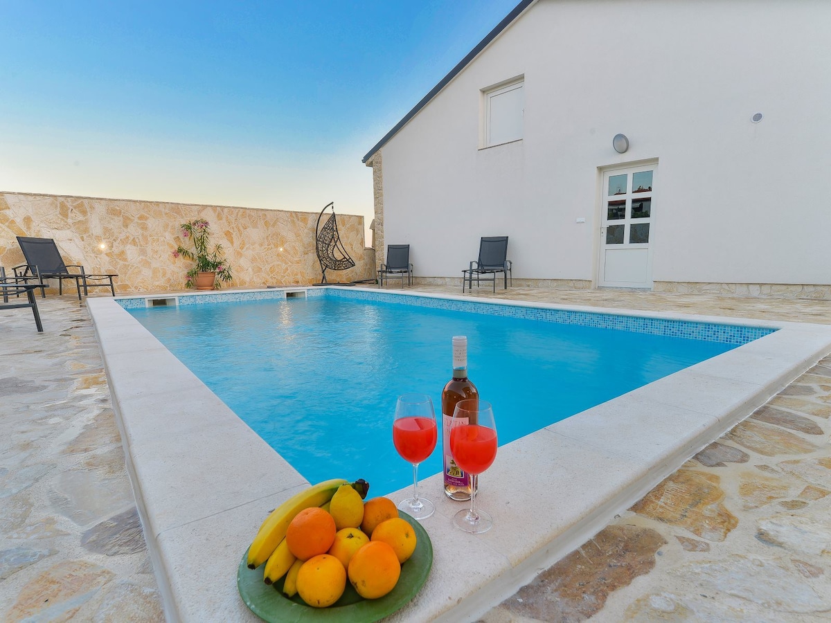 Crowonder Smile Villa with swimming pool