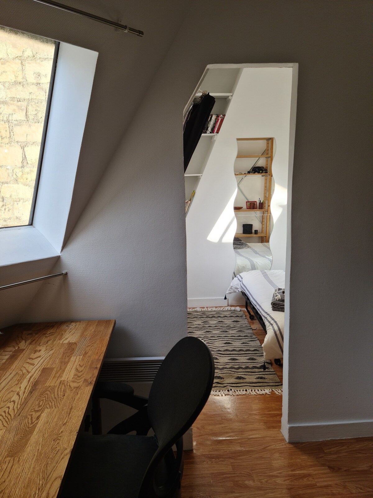 Studio parisien sous les toits