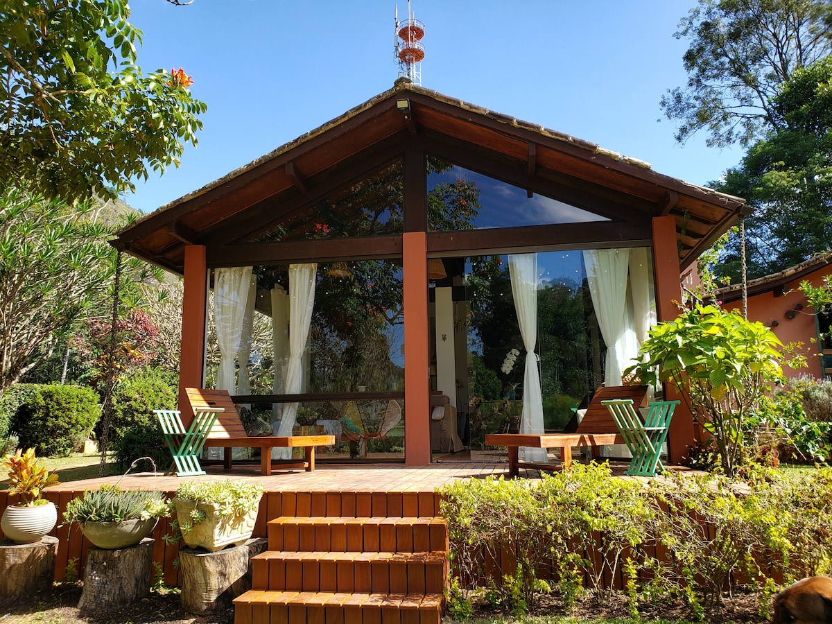 Casa no paraíso de Araras com muito verde.