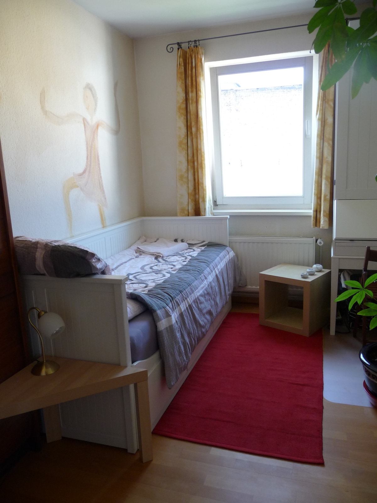 斯潘多（ Spandau ）舒适的小房间，可欣赏院子景观