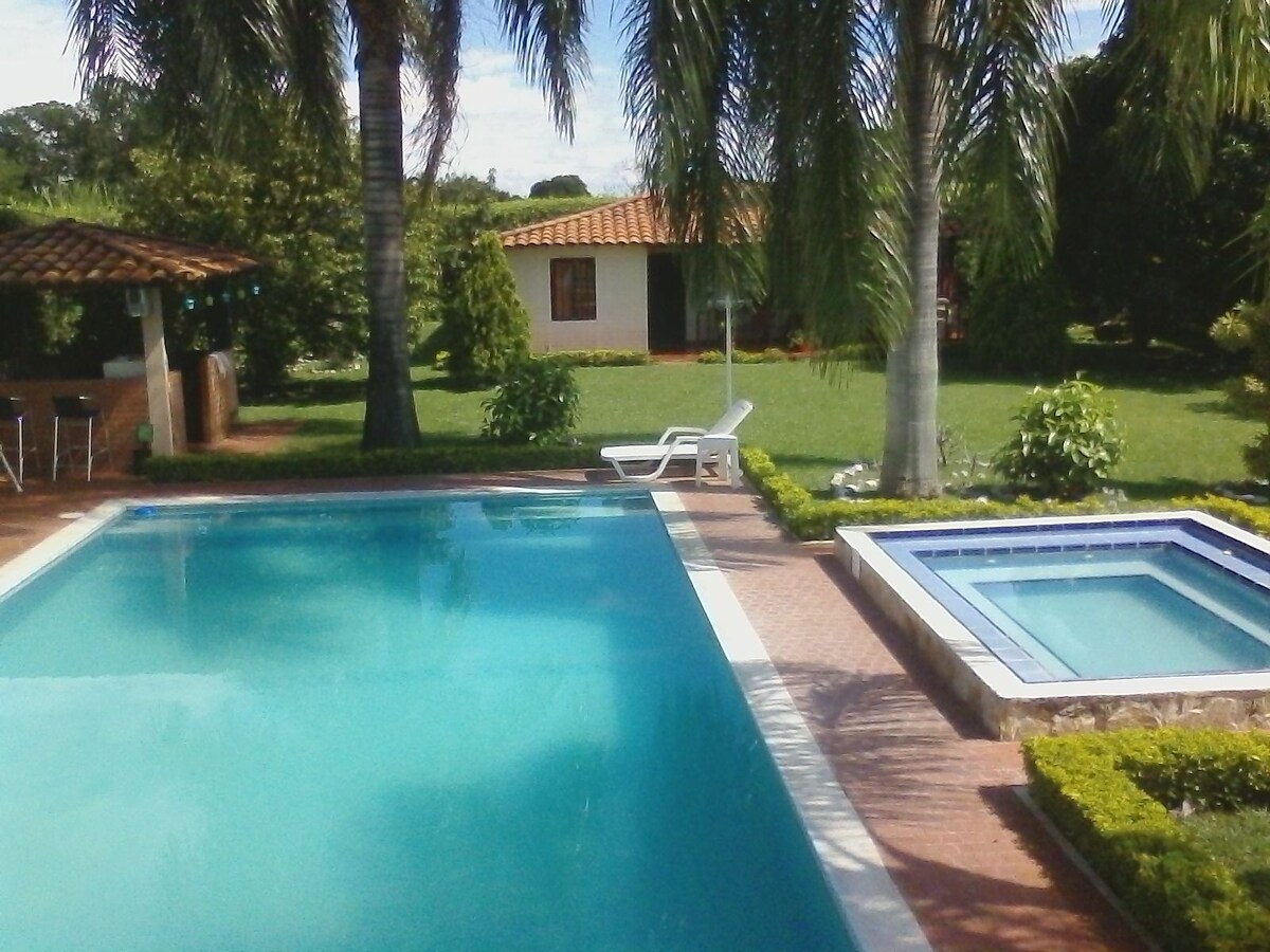 Hermosa Casa con ambiente Tropical cerca a Cali.