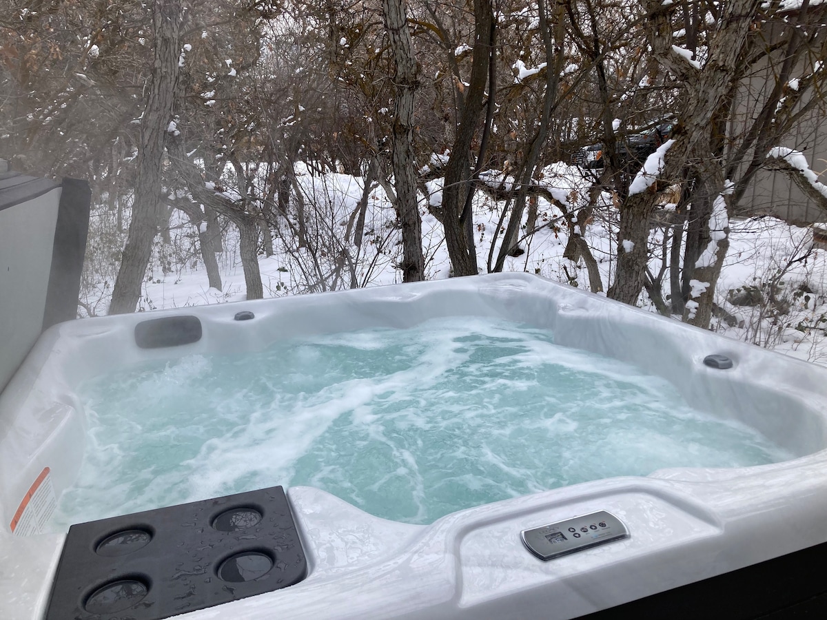 Orange Door Mountain Ski Retreat with Hot Tub