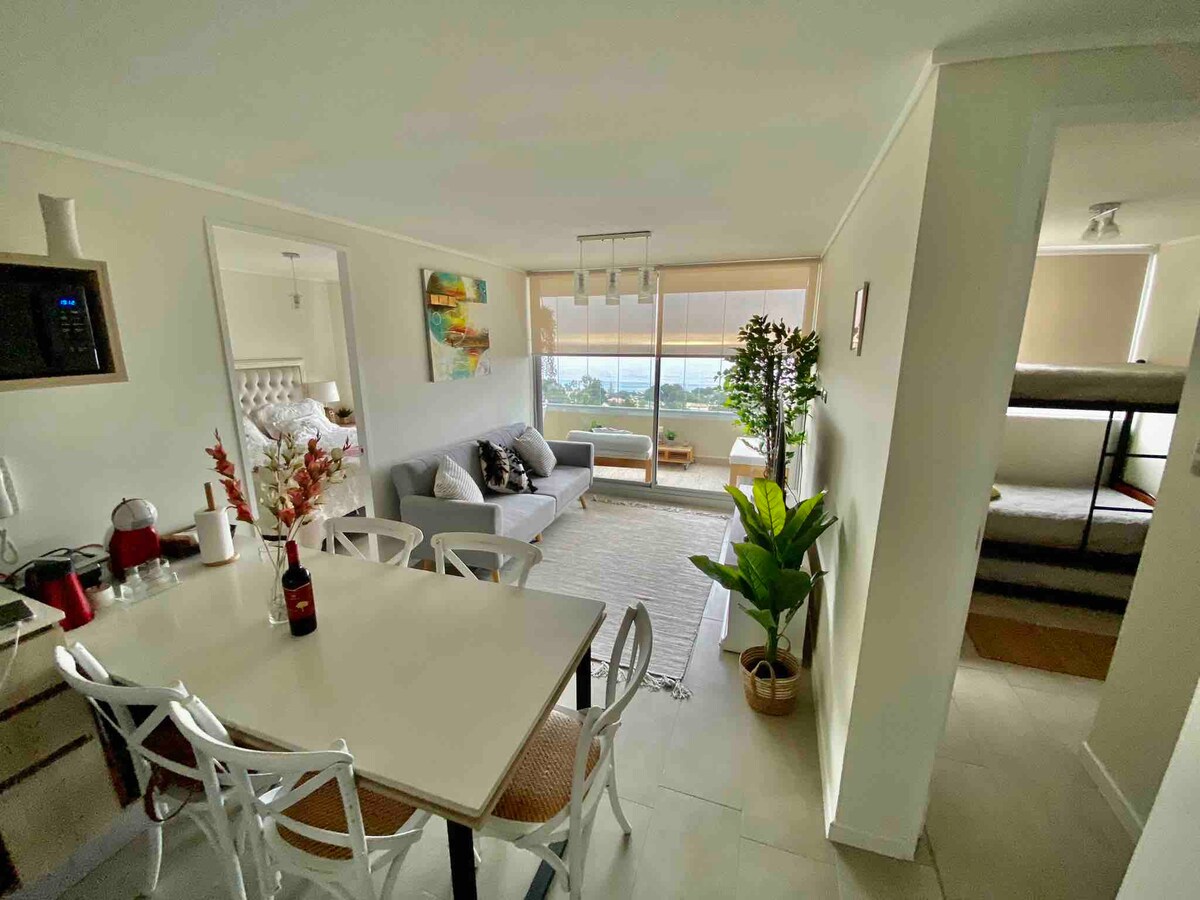 位于阿尔加罗博海岸（ Costa Algarrobo ）的美丽公寓，可欣赏海景