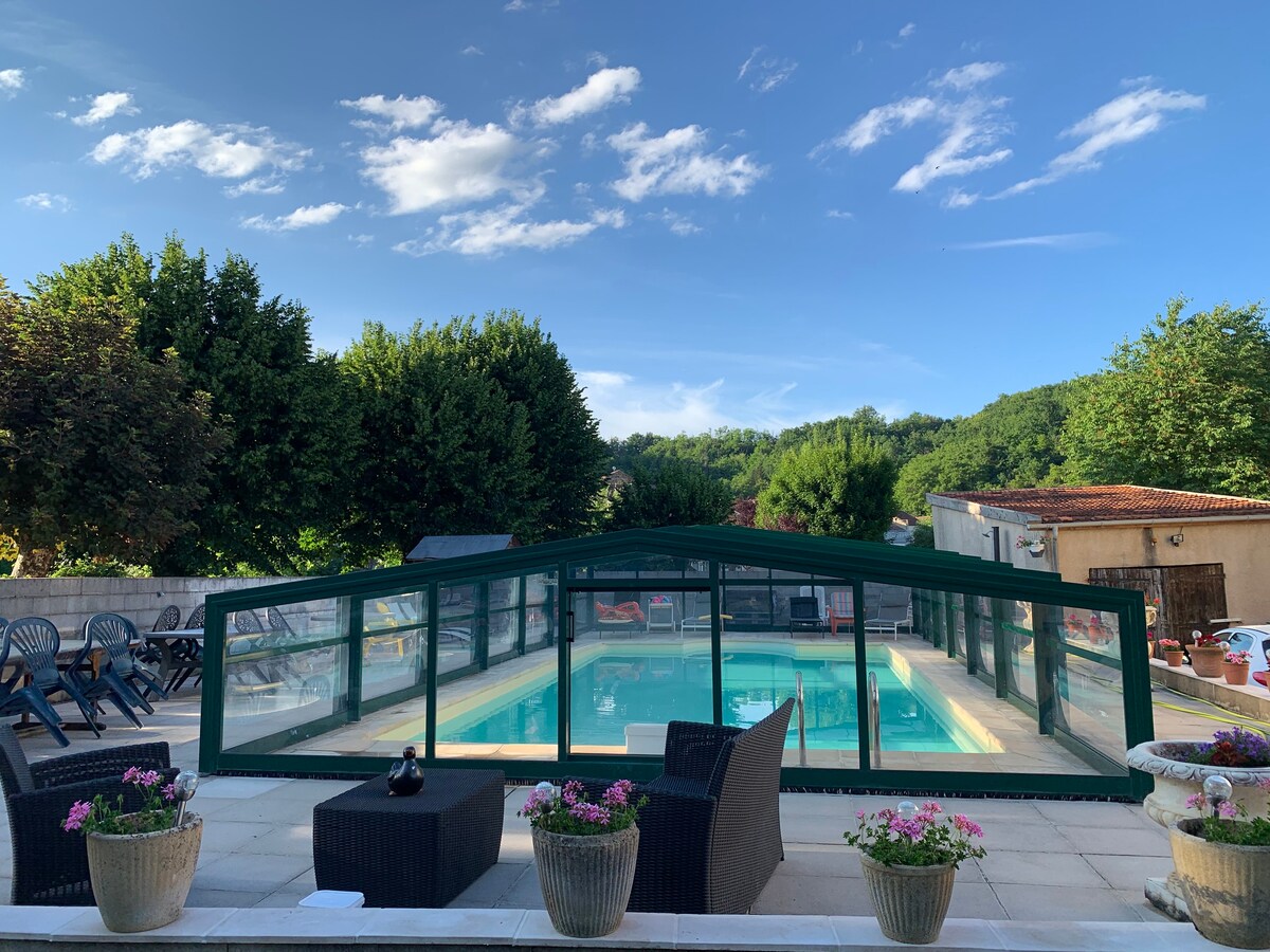 Maison du bonheur calme. et spacieuse piscine.