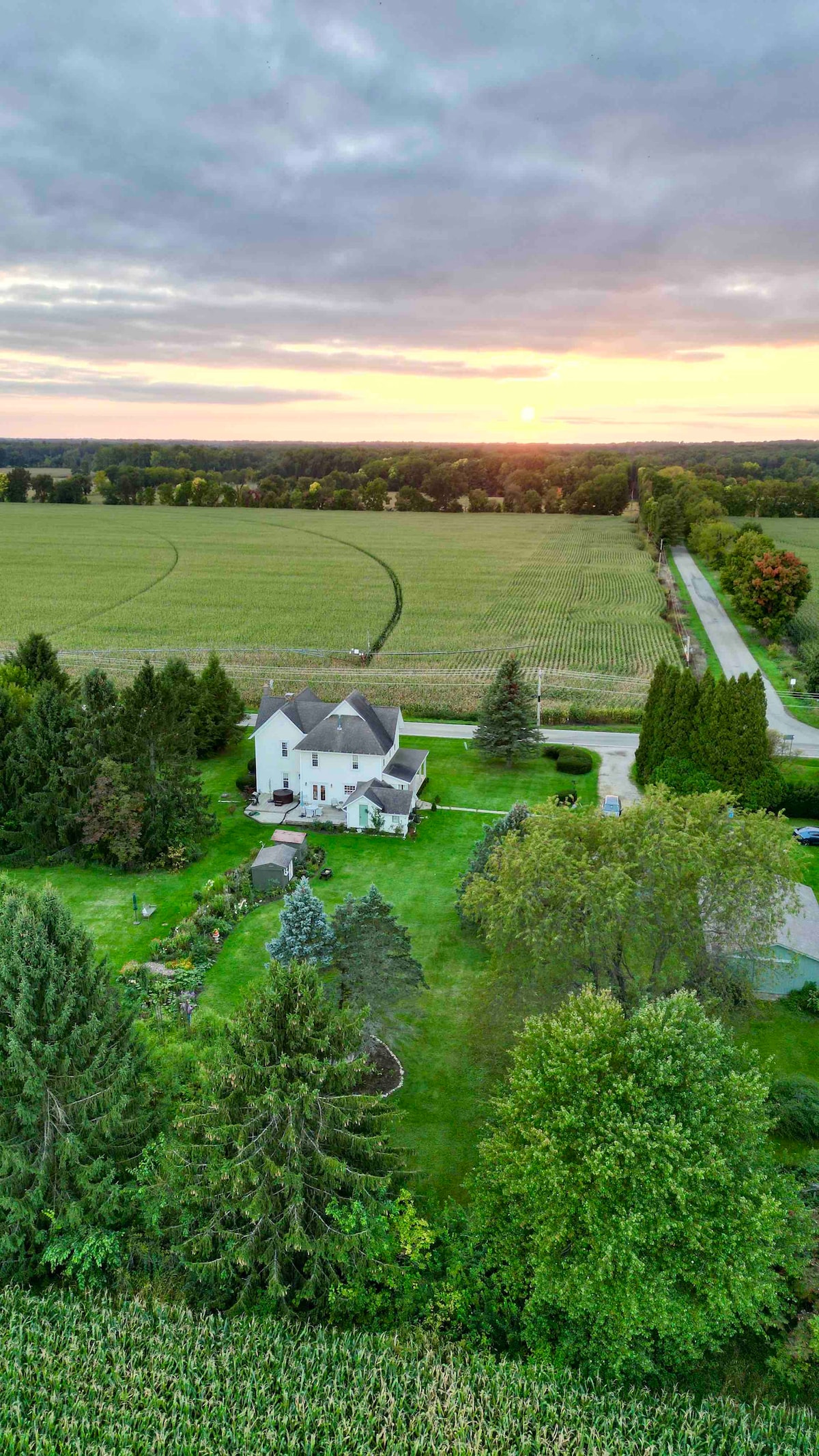 Newly Renovated Country Farmhouse 3 acres hot tub