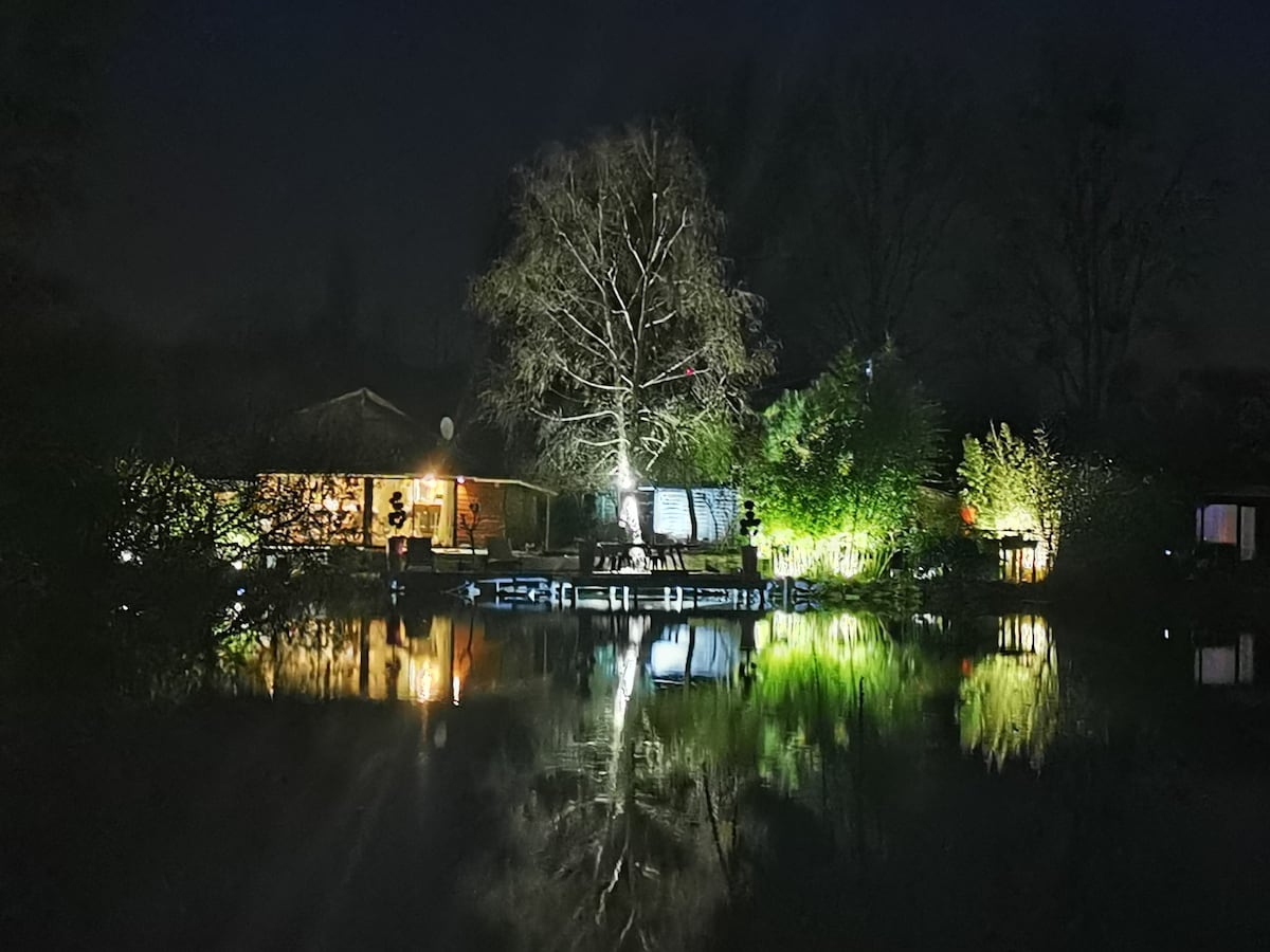 Lodge LE85, Cottage, SPA by the water.