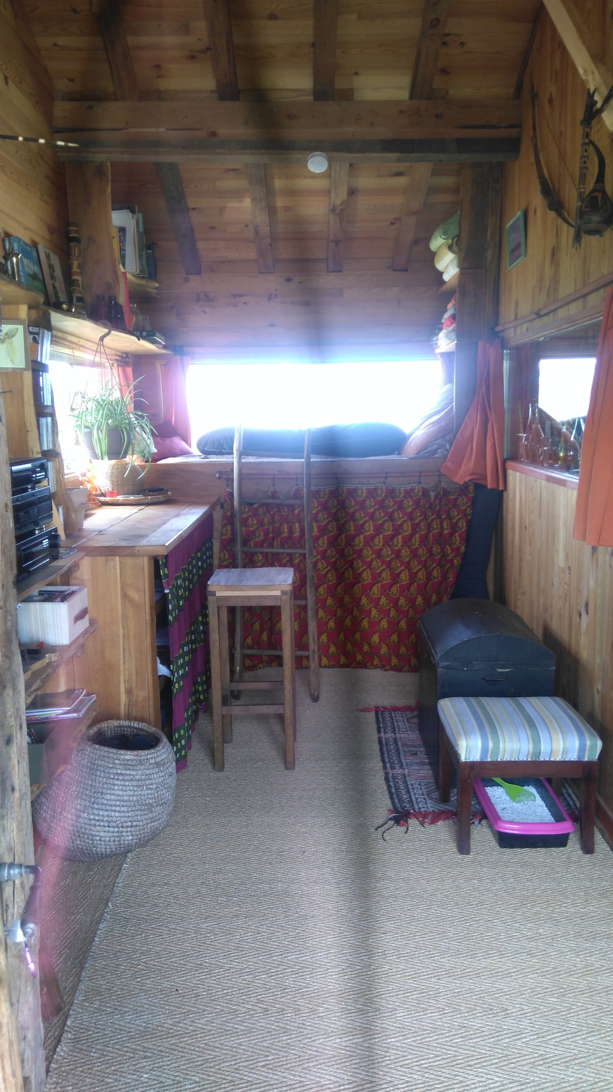 黑色perigord的非典型小屋