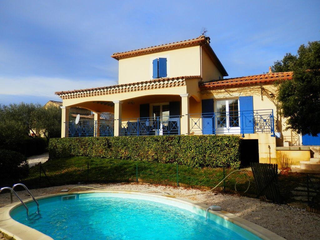 Maison intégrée dans un cadre arboré avec piscine.