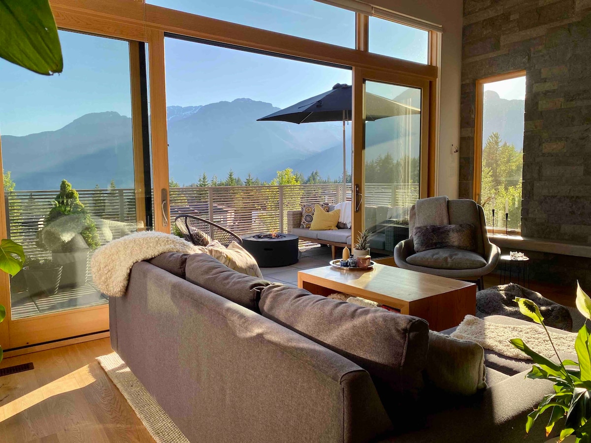 Westcoast luxury home with mountain view
