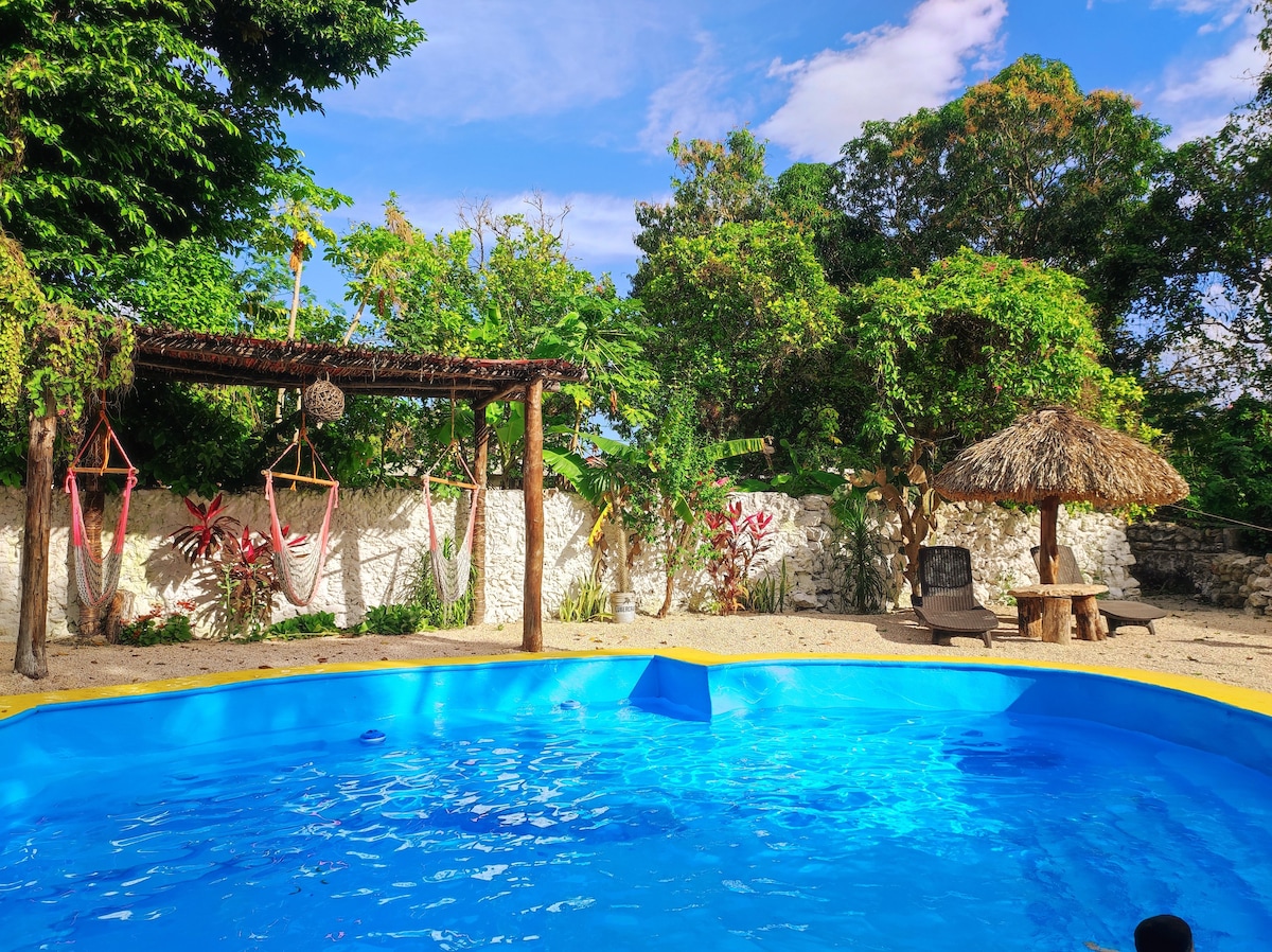Casa Tuli设有游泳池、美丽的花园和自行车。