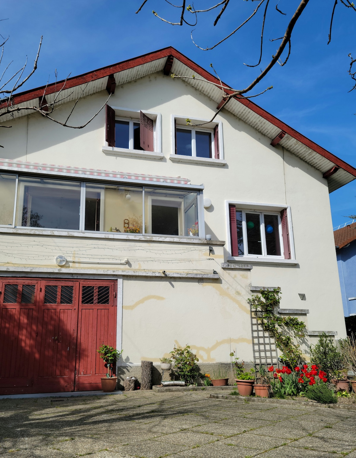 Une maison en ville, au calme, parking fermé.