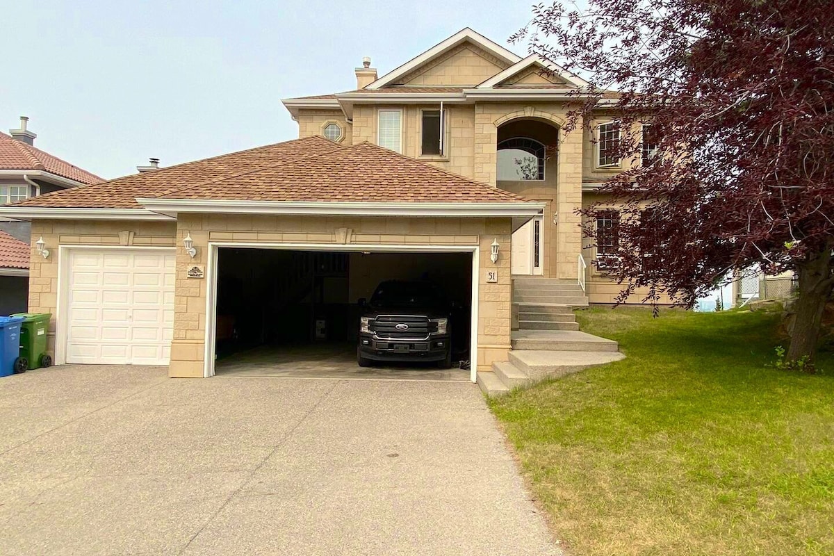 Calgary Mansion with superb views! 5BR close to DT
