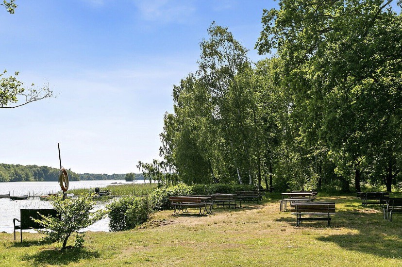 私人区域靠近湖泊的瑞典避暑别墅