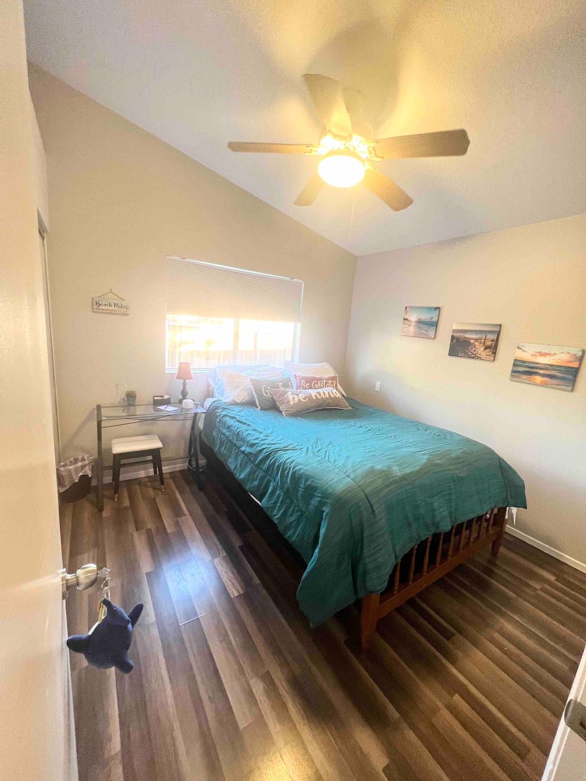 Comfy safe  UCR  BR w/ shared BA, free parking.