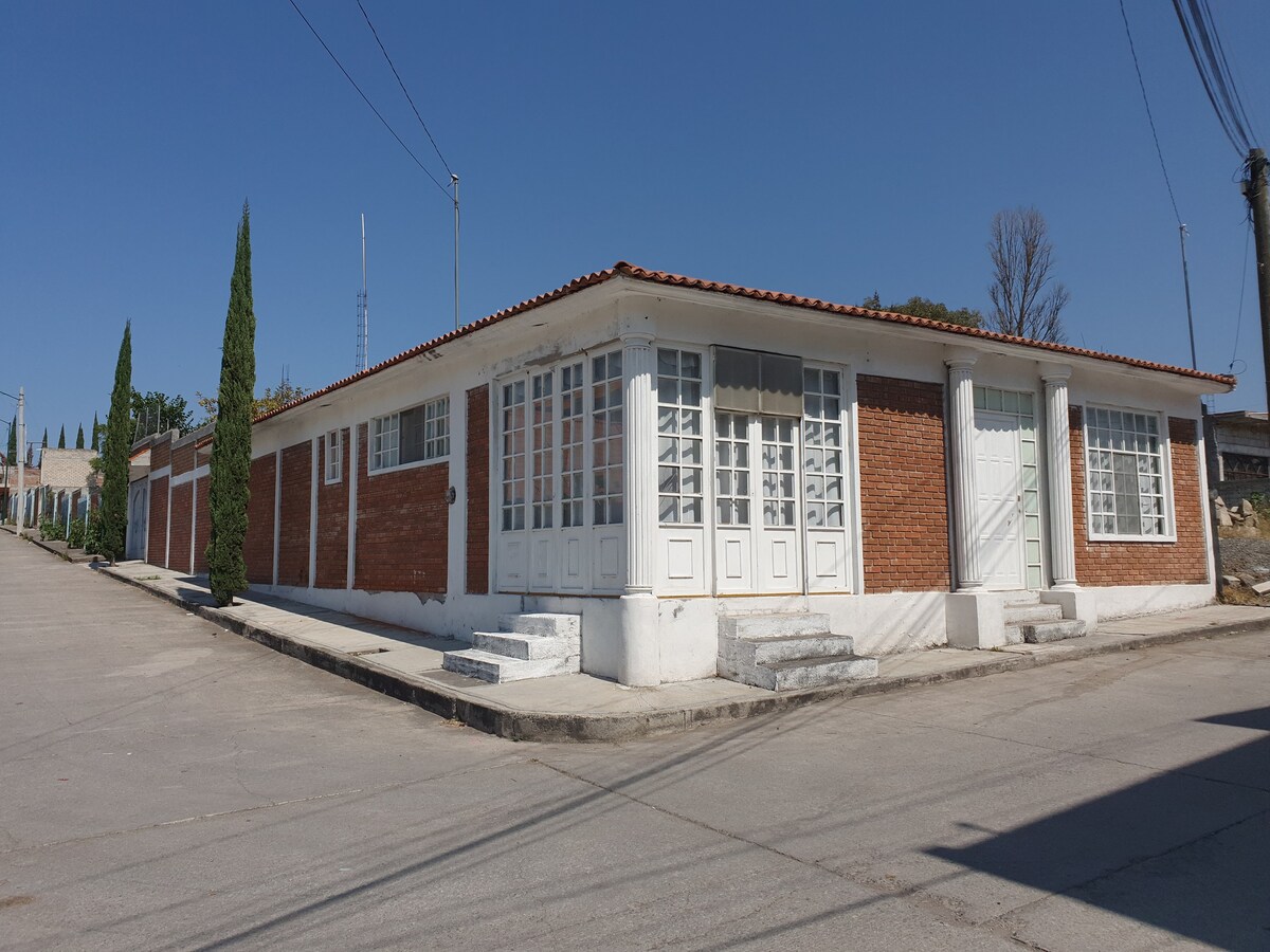 Casa a 15 minutos del Aeropuerto.